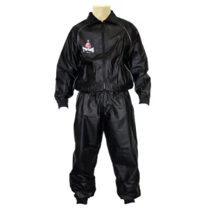 Améliorez vos séances d’entraînement avec le Sauna Suit Sweatsuit Twins VSS1, conçu pour les athlètes sérieux. Ce costume de sudation en vinyle de haute qualité est parfait pour la perte de poids et la préparation avant les combats.