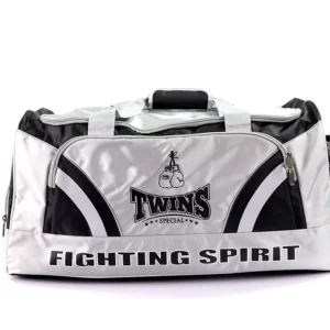 Découvrez le Twins Bag gris, un sac de sport polyvalent et élégant, parfait pour tous vos besoins sportifs et quotidiens. Conçu pour les athlètes et les amateurs de fitness, ce sac allie style et praticité.