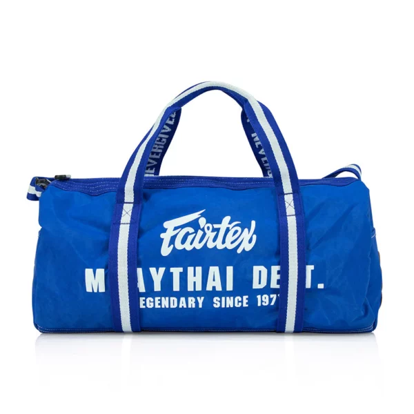 Découvrez le Fairtex Bag bleu, un sac de sport au design rétro et élégant, parfait pour tous vos besoins sportifs et quotidiens. Conçu pour les athlètes de toutes disciplines, ce sac allie style et fonctionnalité.