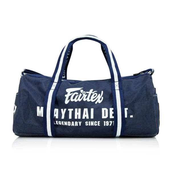 Découvrez le Fairtex Bag bleu marine, un sac de sport au design rétro et élégant, parfait pour tous vos besoins sportifs et quotidiens. Conçu pour les athlètes de toutes disciplines, ce sac allie style et fonctionnalité.
