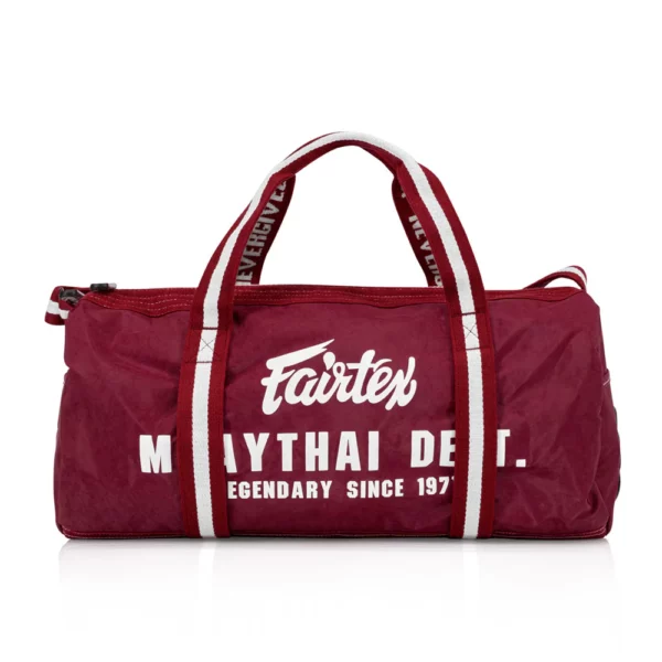 Découvrez le Fairtex Bag rouge, un sac de sport au design rétro et élégant, parfait pour tous vos besoins sportifs et quotidiens. Conçu pour les athlètes de toutes disciplines, ce sac allie style et fonctionnalité.