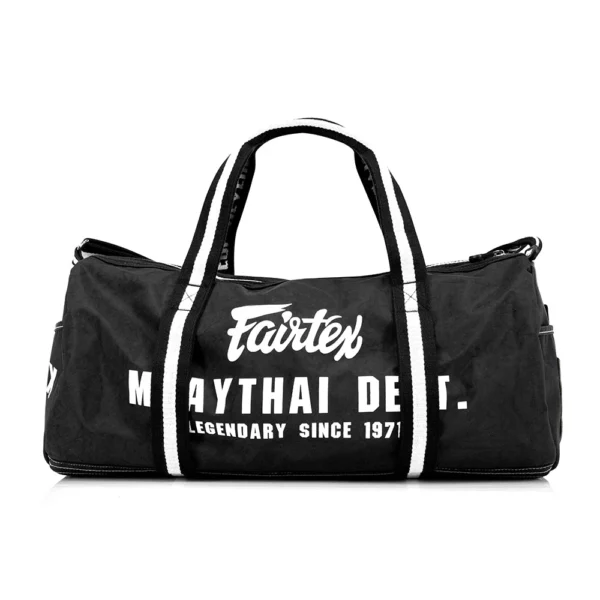 Découvrez le Fairtex Bag noir, un sac de sport au design rétro et élégant, parfait pour tous vos besoins sportifs et quotidiens. Conçu pour les athlètes de toutes disciplines, ce sac allie style et fonctionnalité.