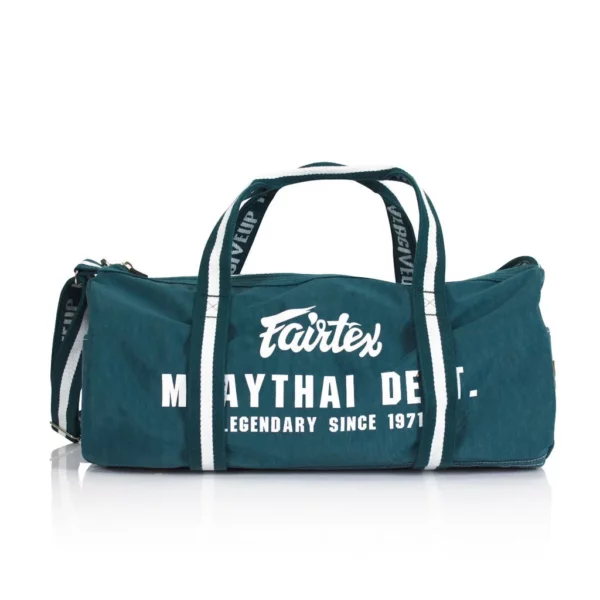 Découvrez le Fairtex Bag vert, un sac de sport au design rétro et élégant, parfait pour tous vos besoins sportifs et quotidiens. Conçu pour les athlètes de toutes disciplines, ce sac allie style et fonctionnalité.