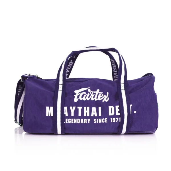 Découvrez le Fairtex Bag violet, un sac de sport au design rétro et élégant, parfait pour tous vos besoins sportifs et quotidiens. Conçu pour les athlètes de toutes disciplines, ce sac allie style et fonctionnalité.