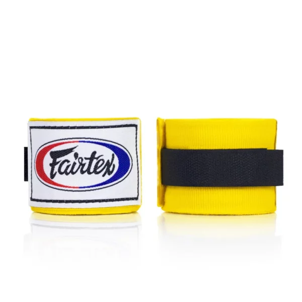Les bandes de protection Fairtex jaune HW2 sont semi-élastiques, mesurent 4,5 mètres de long et sont composées de 65% de nylon et 35% de coton. Elles offrent une protection optimale pour les doigts et les poignets, avec une boucle pour le pouce et une fermeture velcro