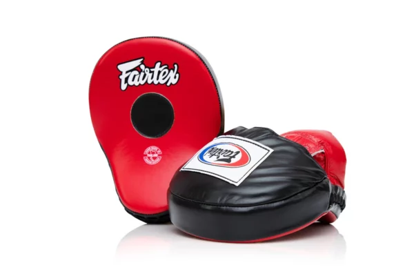 focus mitts Fairtex FMV9, conçus pour offrir une précision et une durabilité inégalées. Fabriqués à la main en Thaïlande avec du cuir synthétique de haute qualité, ces mitts sont parfaits pour le Muay Thai, la boxe et le kickboxing.