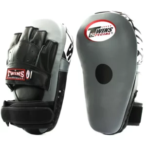 Les Twins Punch PML19 sont des pads hybrides conçus pour offrir une polyvalence exceptionnelle et une performance optimale aux pratiquants de sports de combat. Parfaits pour les entraînements intensifs, ces pads combinent les avantages des mitaines de focus et des pads de kick.