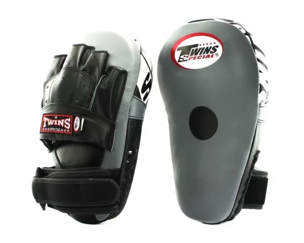 Les Twins Punch PML19 sont des pads hybrides conçus pour offrir une polyvalence exceptionnelle et une performance optimale aux pratiquants de sports de combat. Parfaits pour les entraînements intensifs, ces pads combinent les avantages des mitaines de focus et des pads de kick.