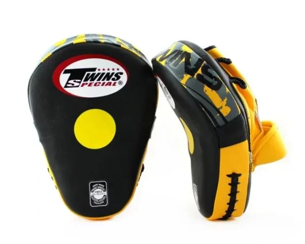 Découvrez les mitaines Twins PML10, conçues pour offrir une performance exceptionnelle et une durabilité inégalée. Parfaites pour le Muay Thai, la boxe, le Kick Boxing et le MMA, ces mitaines sont fabriquées en cuir véritable de haute qualité, garantissant une longue durée de vie et une résistance optimale.