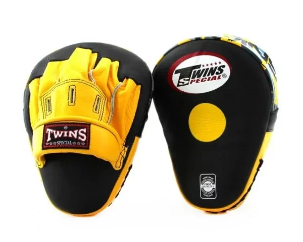 Découvrez les mitaines Twins PML10, conçues pour offrir une performance exceptionnelle et une durabilité inégalée. Parfaites pour le Muay Thai, la boxe, le Kick Boxing et le MMA, ces mitaines sont fabriquées en cuir véritable de haute qualité, garantissant une longue durée de vie et une résistance optimale.