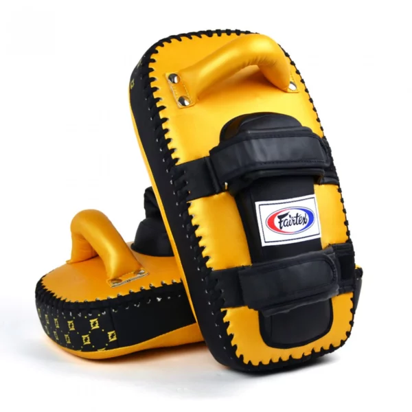 Améliorez vos sessions d’entraînement avec les Fairtex KPLC5 Lightweight Kick Pads et bénéficiez d’une protection et d’un confort inégalés.