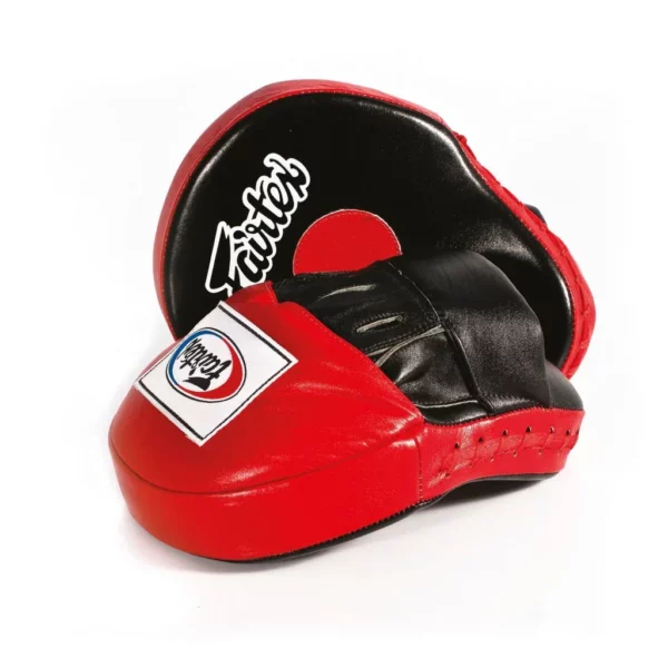focus mitts Fairtex FMV9, conçus pour offrir une précision et une durabilité inégalées. Fabriqués à la main en Thaïlande avec du cuir synthétique de haute qualité, ces mitts sont parfaits pour le Muay Thai, la boxe et le kickboxing.