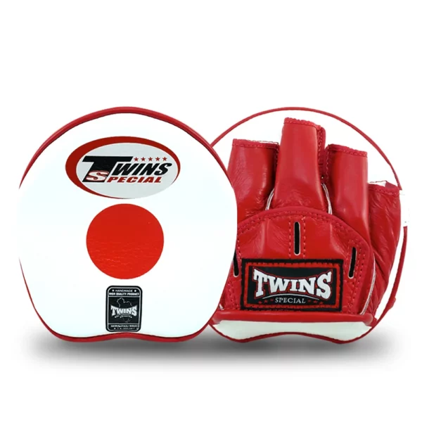 Découvrez les focus mitts Twins PML13, conçus pour offrir une performance exceptionnelle et une durabilité inégalée. Fabriqués à partir de cuir de haute qualité, ces focus mitts sont parfaits pour les entraînements intensifs de boxe, kickboxing et arts martiaux mixtes (MMA). Leur rembourrage épais assure une absorption optimale des chocs, protégeant ainsi les mains et les poignets des entraîneurs.