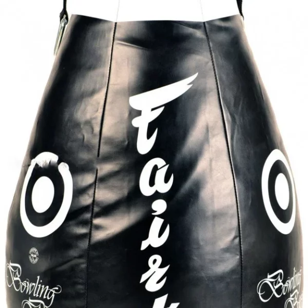 Améliorez votre force et votre précision avec le sac de frappe Uppercut Fairtex HB10. Conçu pour les boxeurs de tous niveaux, ce sac de frappe en forme de poire est parfait pour divers exercices, y compris les uppercuts, la vitesse et la précision.