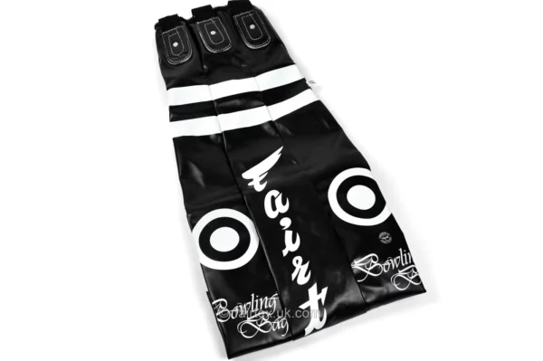 Améliorez votre force et votre précision avec le sac de frappe Uppercut Fairtex HB10. Conçu pour les boxeurs de tous niveaux, ce sac de frappe en forme de poire est parfait pour divers exercices, y compris les uppercuts, la vitesse et la précision.
