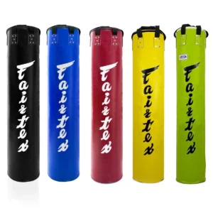Découvrez le sac de frappe Fairtex HB6, conçu pour les athlètes de haut niveau. Fabriqué avec des matériaux de qualité supérieure, ce sac de frappe offre une durabilité exceptionnelle et une performance inégalée. Parfait pour les entraînements de boxe, kickboxing, et arts martiaux mixtes (MMA).