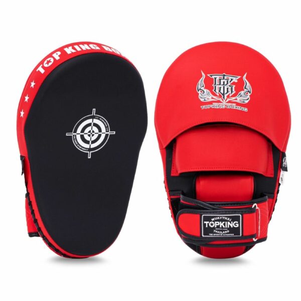 Paos d'entraînement TopKing TKFME en rouge et noir, avec cible blanche centrale et sangle de maintien au dos. Conçus pour les sports de combat comme le Muay Thaï.
