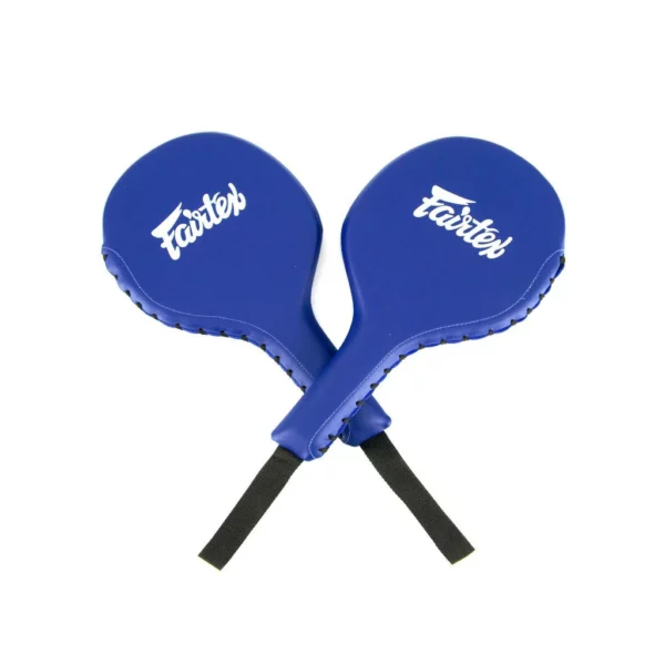 Les raquettes de boxe Fairtex BXP1 sont conçues pour offrir une durabilité exceptionnelle et une performance optimale lors des entraînements de boxe, Muay Thai et kickboxing. Fabriquées en microfibre de haute qualité, ces raquettes sont légères et résistantes, idéales pour les séances d’entraînement intensives.