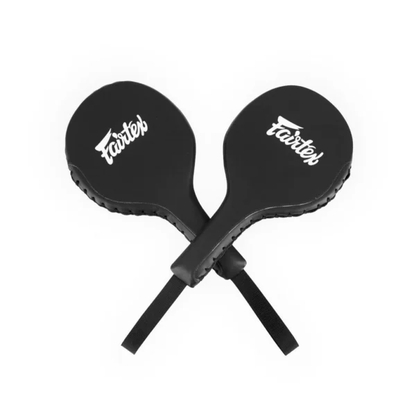 Les raquettes de boxe Fairtex BXP1 sont conçues pour offrir une durabilité exceptionnelle et une performance optimale lors des entraînements de boxe, Muay Thai et kickboxing. Fabriquées en microfibre de haute qualité, ces raquettes sont légères et résistantes, idéales pour les séances d’entraînement intensives.