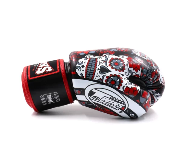 Gants de Boxe Twins Skulls en Cuir Véritable - Alliez force et style avec ces gants robustes ornés de motifs skulls, parfaits pour des entraînements intensifs et des compétitions