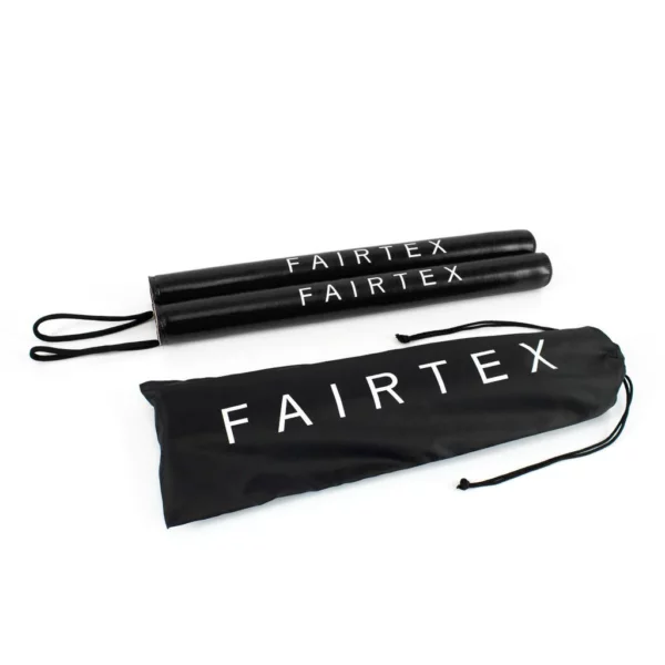 Les bâtons de boxe Fairtex BXS1 sont parfaits pour l’entraînement intensif. Fabriqués en cuir PU avec une mousse amortissante, ils offrent une prise en main sûre et une protection optimale. Idéals pour améliorer la précision et la technique, ils sont durables et vendus par paire