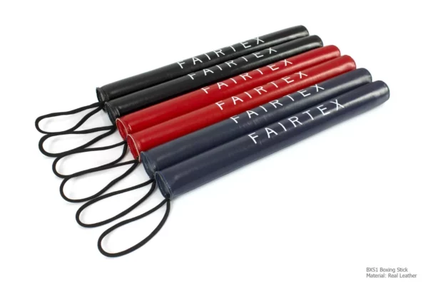 Les bâtons de boxe Fairtex BXS1 sont parfaits pour l’entraînement intensif. Fabriqués en cuir PU avec une mousse amortissante, ils offrent une prise en main sûre et une protection optimale. Idéals pour améliorer la précision et la technique, ils sont durables et vendus par paire