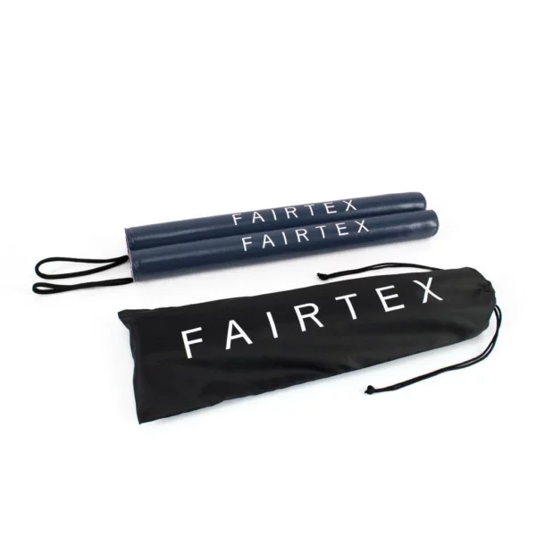Les bâtons de boxe Fairtex BXS1 sont parfaits pour l’entraînement intensif. Fabriqués en cuir PU avec une mousse amortissante, ils offrent une prise en main sûre et une protection optimale. Idéals pour améliorer la précision et la technique, ils sont durables et vendus par paire