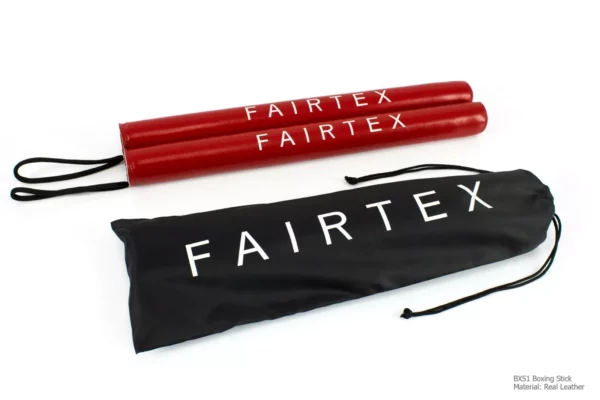 Les bâtons de boxe Fairtex BXS1 sont parfaits pour l’entraînement intensif. Fabriqués en cuir PU avec une mousse amortissante, ils offrent une prise en main sûre et une protection optimale. Idéals pour améliorer la précision et la technique, ils sont durables et vendus par paire