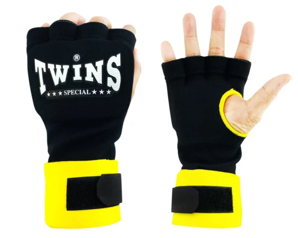 Les mitaines Twins jaune CH7 sont idéales pour l’entraînement de boxe. Fabriquées en cuir de haute qualité, elles offrent une excellente durabilité et une protection optimale. Leur design ergonomique assure un confort maximal et une prise en main parfaite. Parfaites pour le Muay Thai et le MMA1