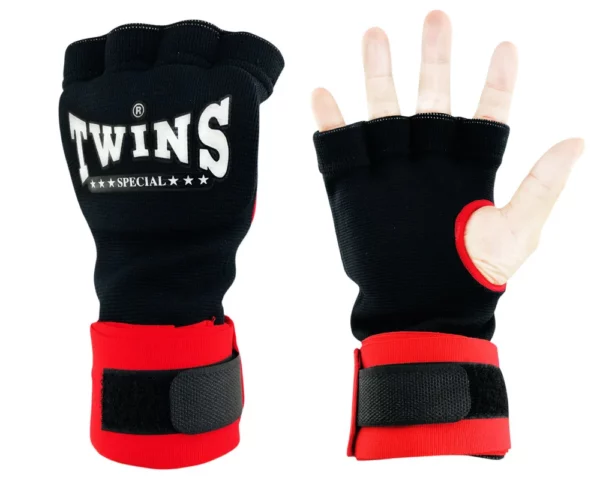 Les mitaines Twins rouge CH7 sont idéales pour l’entraînement de boxe. Fabriquées en cuir de haute qualité, elles offrent une excellente durabilité et une protection optimale. Leur design ergonomique assure un confort maximal et une prise en main parfaite. Parfaites pour le Muay Thai et le MMA1