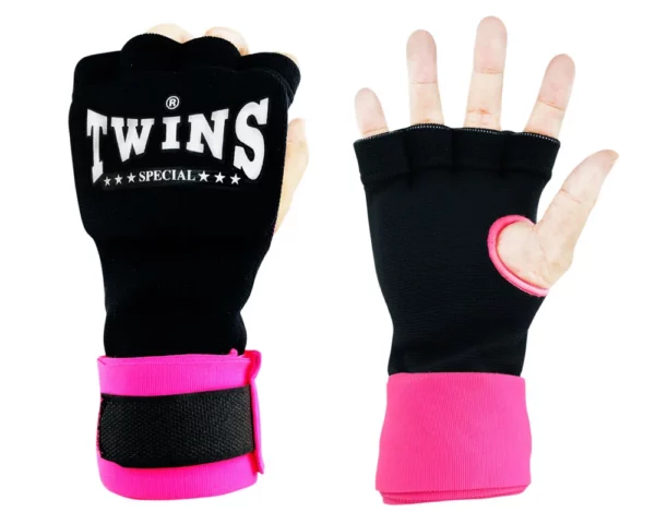 Les mitaines Twins rose CH7 sont idéales pour l’entraînement de boxe. Fabriquées en cuir de haute qualité, elles offrent une excellente durabilité et une protection optimale. Leur design ergonomique assure un confort maximal et une prise en main parfaite. Parfaites pour le Muay Thai et le MMA1