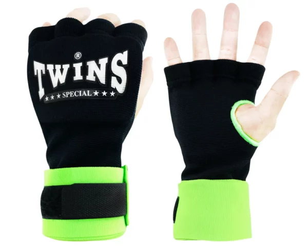 Les mitaines Twins vert ch7 sont idéales pour l’entraînement de boxe. Fabriquées en cuir de haute qualité, elles offrent une excellente durabilité et une protection optimale. Leur design ergonomique assure un confort maximal et une prise en main parfaite. Parfaites pour le Muay Thai et le MMA1
