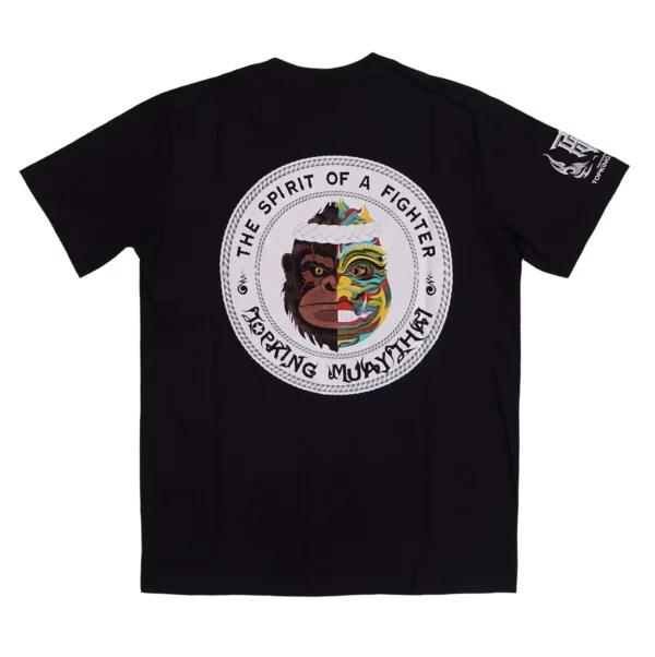 Découvrez le T-shirt noir Top King Bangkok, un choix parfait pour les amateurs de Muaythai et de sports de combat. Conçu avec des matériaux de haute qualité, ce T-shirt offre un confort exceptionnel et une durabilité remarquable