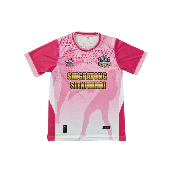 Découvrez le t-shirt Singpatong rose, un incontournable pour tous les passionnés de Muay Thai. Fabriqué avec des matériaux de haute qualité, ce t-shirt offre un confort exceptionnel et une durabilité à toute épreuve.