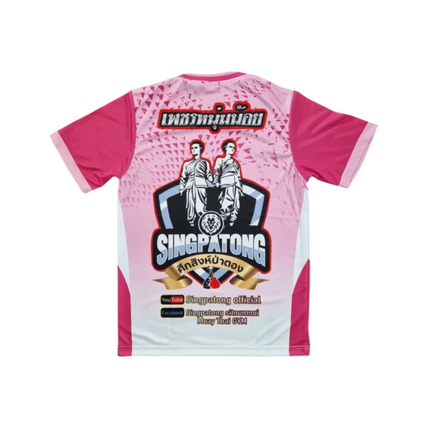 Découvrez le t-shirt Singpatong rose, un incontournable pour tous les passionnés de Muay Thai. Fabriqué avec des matériaux de haute qualité, ce t-shirt offre un confort exceptionnel et une durabilité à toute épreuve.