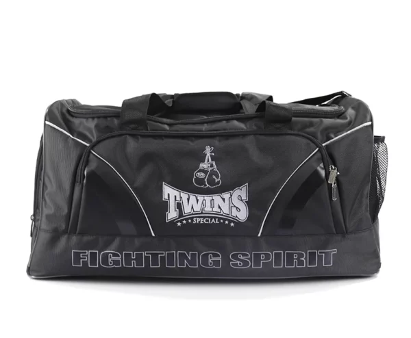 Découvrez le Twins Bag noir muaythai, un sac de sport polyvalent et élégant, parfait pour tous vos besoins sportifs et quotidiens. Conçu pour les athlètes et les amateurs de fitness, ce sac allie style et praticité.