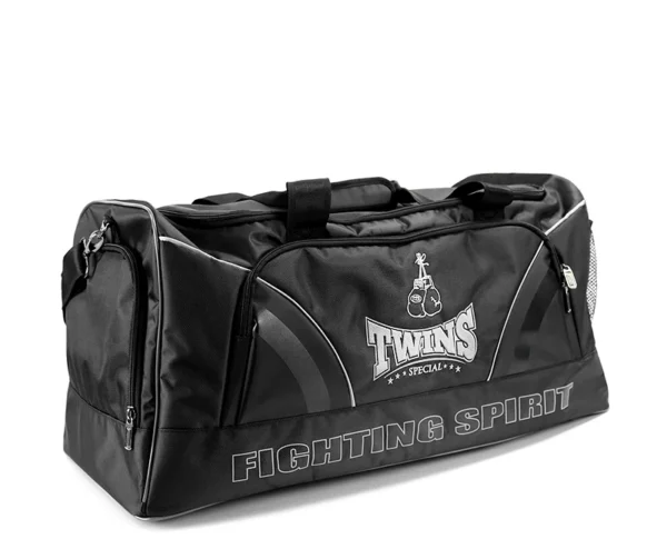 Découvrez le Twins Bag noir muaythai, un sac de sport polyvalent et élégant, parfait pour tous vos besoins sportifs et quotidiens. Conçu pour les athlètes et les amateurs de fitness, ce sac allie style et praticité.