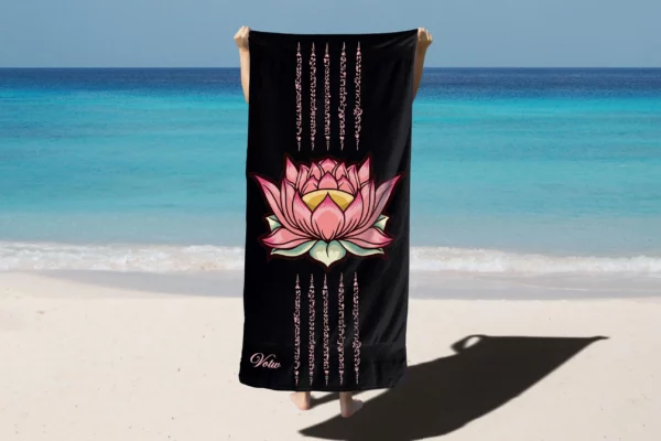 Découvrez notre serviette de sport en microfibre, ornée d’un élégant motif de fleur de lotus. Conçue pour les athlètes et les amateurs de sport, cette serviette combine style et fonctionnalité.