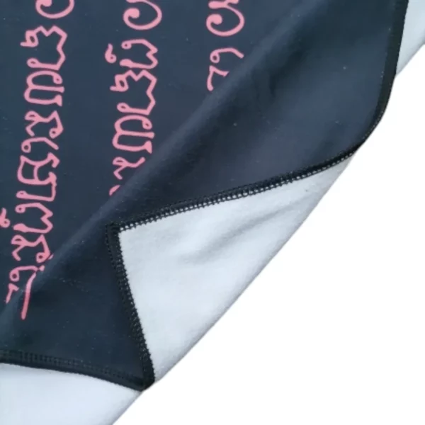 Facile à transporter, elle se glisse aisément dans votre sac de sport ou de voyage.