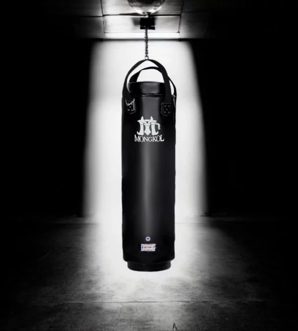 Le sac de frappe Mongkol noir/bleu est conçu pour les sportifs exigeants en quête de performance et de durabilité