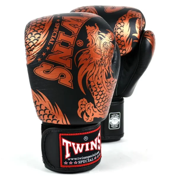 Les gants de boxe Twins FGBV 49 noir cuivre offrent un parfait équilibre entre protection, confort et style. Conçus pour les amateurs comme les professionnels, ils garantissent une excellente absorption des chocs et une prise en main optimale, idéals pour maximiser vos performances
