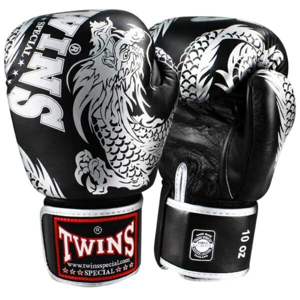 Les gants de boxe Twins FGBV 49 noire grise offrent un parfait équilibre entre protection, confort et style. Conçus pour les amateurs comme les professionnels, ils garantissent une excellente absorption des chocs et une prise en main optimale, idéals pour maximiser vos performances