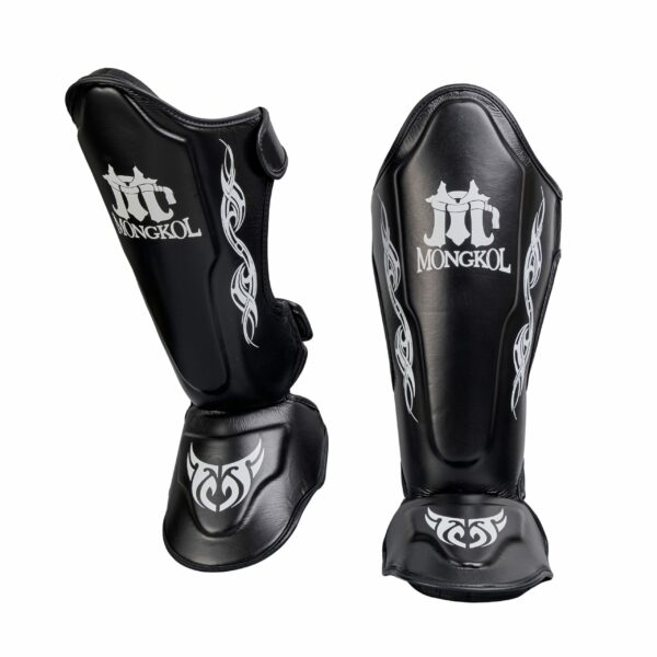Protège-tibias Mongkol SGM02 en cuir véritable, conçus pour le Muay Thaï, le kick-boxing et le MMA. Ultra légers, résistants et confortables, ils offrent une protection optimale et une grande liberté de mouvement. Idéal pour les combattants exigeants à la recherche d’un équipement durable et performant.
