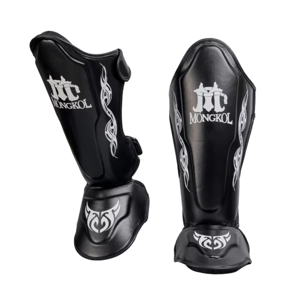 Protège-tibias Mongkol SGM02 en cuir véritable, conçus pour le Muay Thaï, le kick-boxing et le MMA. Ultra légers, résistants et confortables, ils offrent une protection optimale et une grande liberté de mouvement. Idéal pour les combattants exigeants à la recherche d’un équipement durable et performant.
