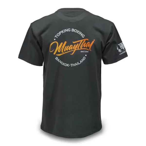 T-shirt Topking muaythai incarne l’esprit du combattant moderne. Fabriqué en coton de haute qualité
