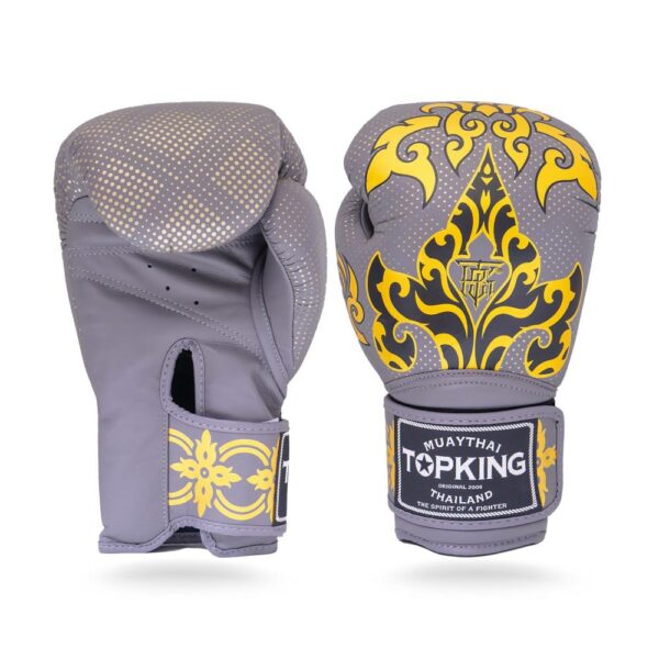 Domine le ring avec les gants TopKing Kanok gris. blanc Inspirés par l’héritage du Muay Thai, ces gants allient précision artisanale et protection ultime. Leur mousse multicouche absorbe les chocs, tandis que le large velcro stabilise ton poignet à chaque impact