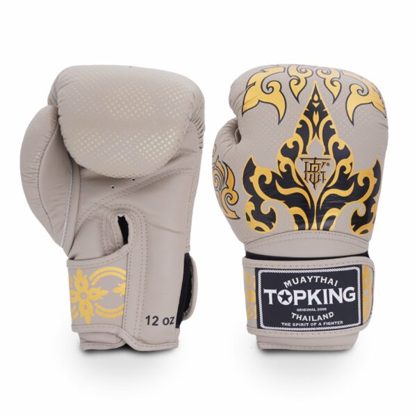 Domine le ring avec les gants TopKing Kanok. Inspirés par l’héritage du Muay Thai, ces gants allient précision artisanale et protection ultime. Leur mousse multicouche absorbe les chocs, tandis que le large velcro stabilise ton poignet à chaque impact