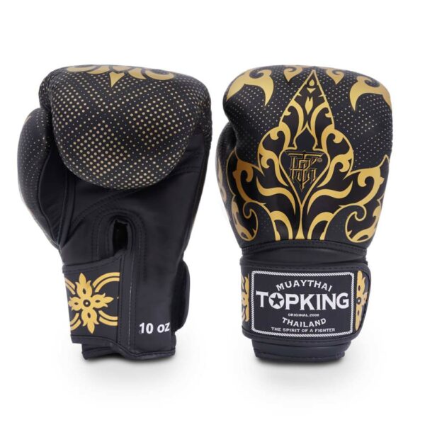 Domine le ring avec les gants TopKing Kanok noir. blanc Inspirés par l’héritage du Muay Thai, ces gants allient précision artisanale et protection ultime. Leur mousse multicouche absorbe les chocs, tandis que le large velcro stabilise ton poignet à chaque impact