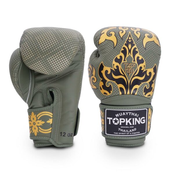 Domine le ring avec les gants TopKing Kanok khaki. blanc Inspirés par l’héritage du Muay Thai, ces gants allient précision artisanale et protection ultime. Leur mousse multicouche absorbe les chocs, tandis que le large velcro stabilise ton poignet à chaque impact