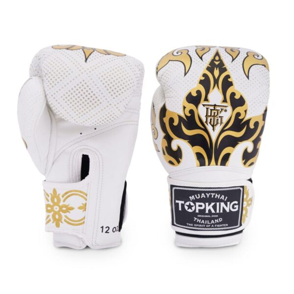 Domine le ring avec les gants TopKing Kanok. blanc Inspirés par l’héritage du Muay Thai, ces gants allient précision artisanale et protection ultime. Leur mousse multicouche absorbe les chocs, tandis que le large velcro stabilise ton poignet à chaque impact